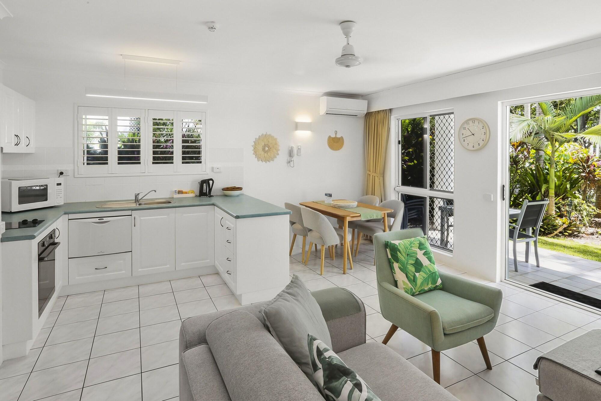 Agincourt Beachfront Apartments Клифтон-Бич Экстерьер фото