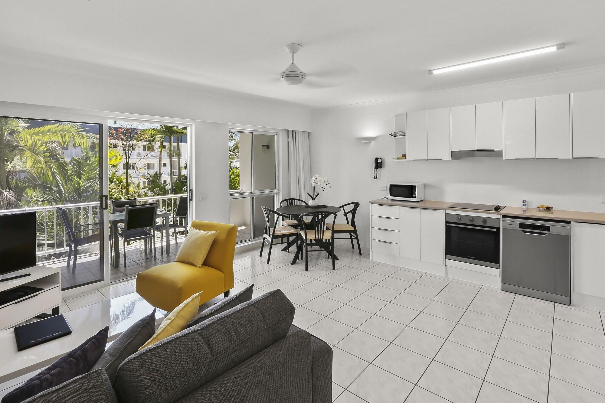 Agincourt Beachfront Apartments Клифтон-Бич Экстерьер фото